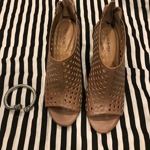 Gorgeous Tahari shootie heels!
